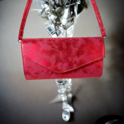 czerwona-kopertówka-na pasku.png