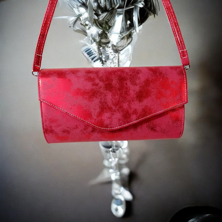 czerwona-kopertówka-na pasku.png