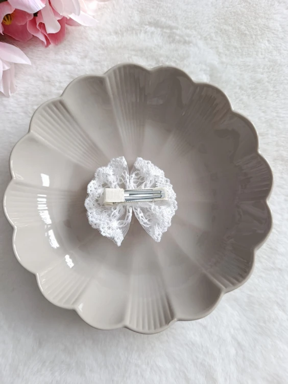 biała-koronkowa-spinka-do-włosów-komunijna.jpg
