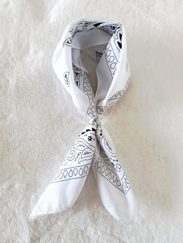 apaszka-damska-biało-czarna-chustka (1).jpg