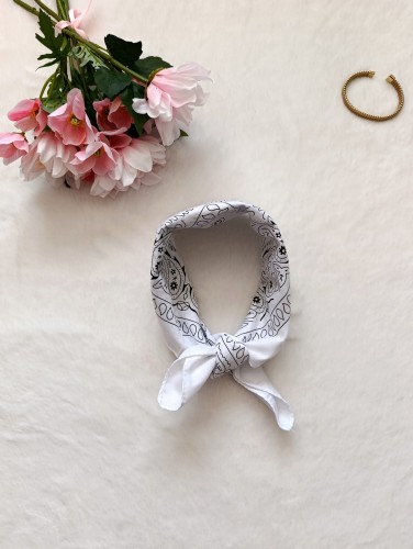 apaszka-damska-biało-czarna-chustka (3).jpg