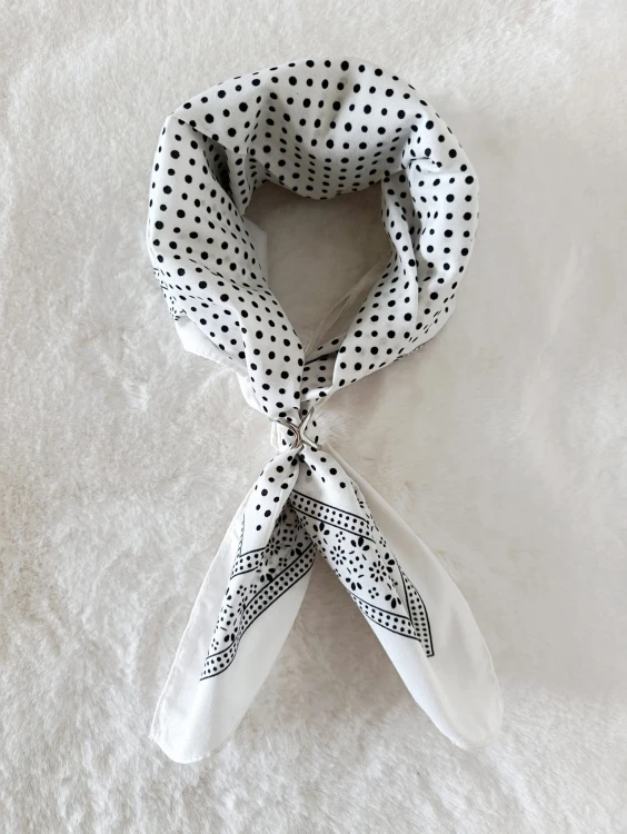 apaszka-damska-w-groszki (1).jpg