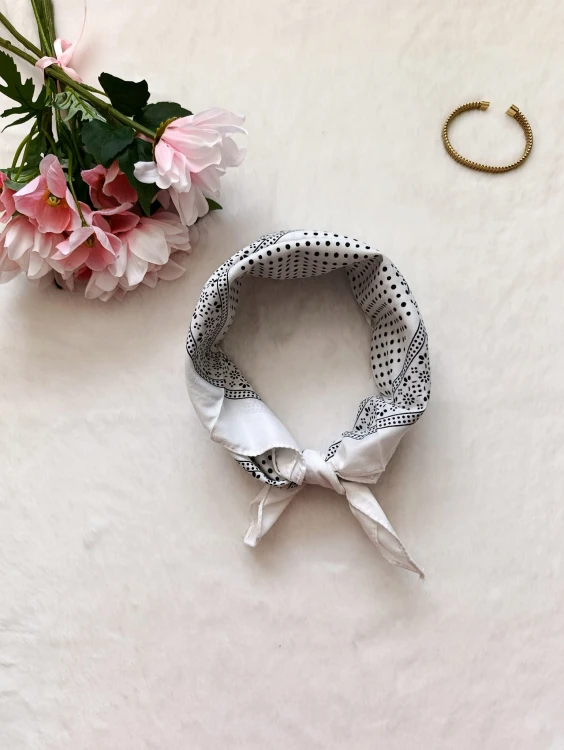 apaszka-damska-w-groszki (3).jpg