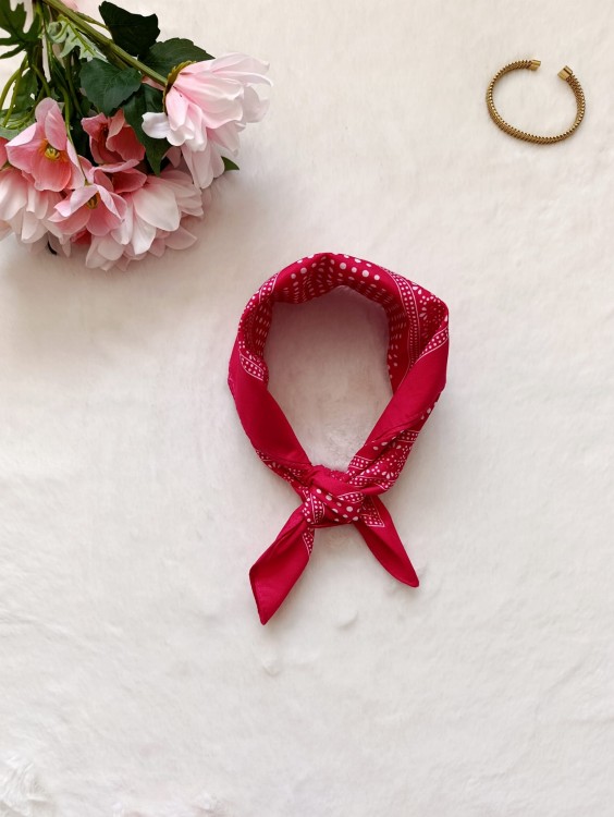 apaszka-damska-czerwona-groszki-na-szyję (2).jpg