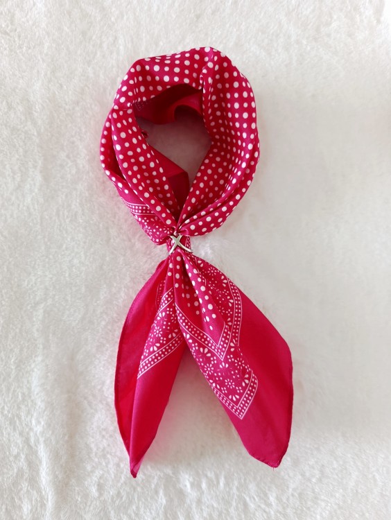 apaszka-damska-czerwona-groszki-na-szyję (3).jpg