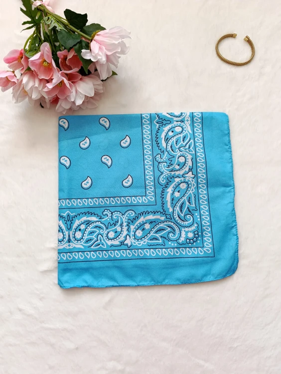 apaszka-damska-niebieska-wzór-wiosenna (2).jpg