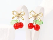 kolczyki-wiśnie-złote-kokardki.webp