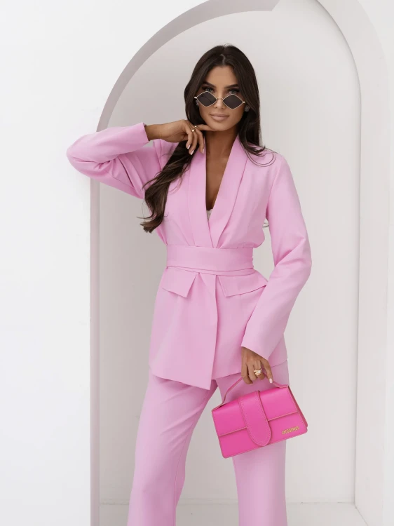 komplet-damski-różowy-elegancki.webp