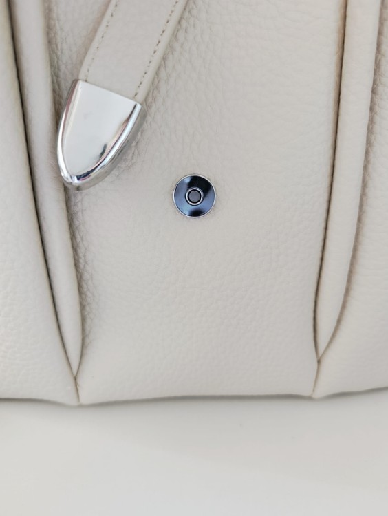 torebka z solidnym zapięciem magnetycznym