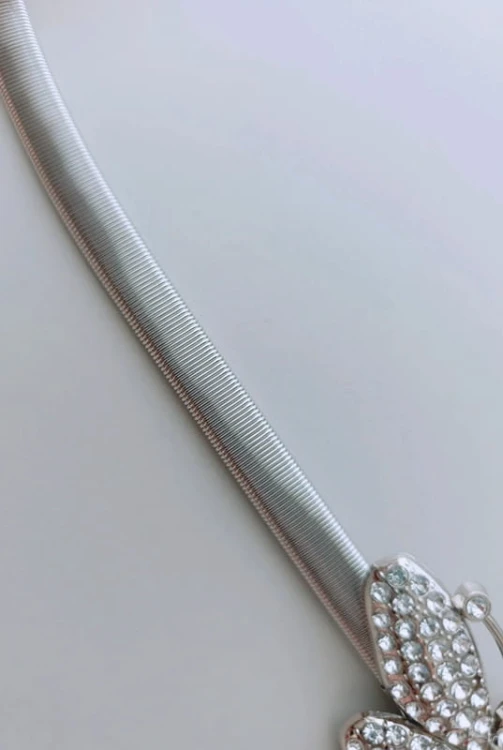 srebrny pasek damski rozciągliwy z ozdobną klamrą motyla