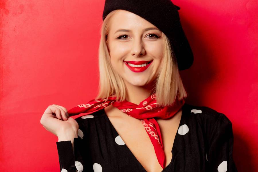 Czerwona damska chustka w groszki na szyję 55x55 jako modny dodatek na każdą okazję