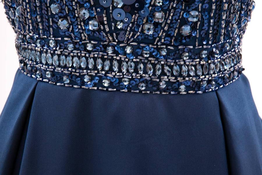 Elegancka błękitna sukienka dzwonek jako wybór na wyjątkowe okazje