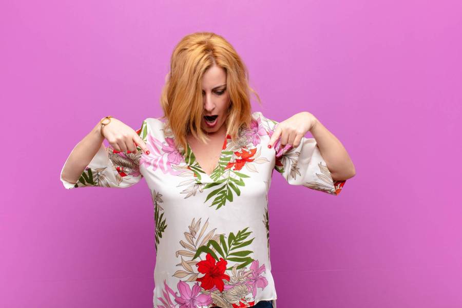 Stylizacje z pudrową koszulą w kwiaty oversize na każdą okazję