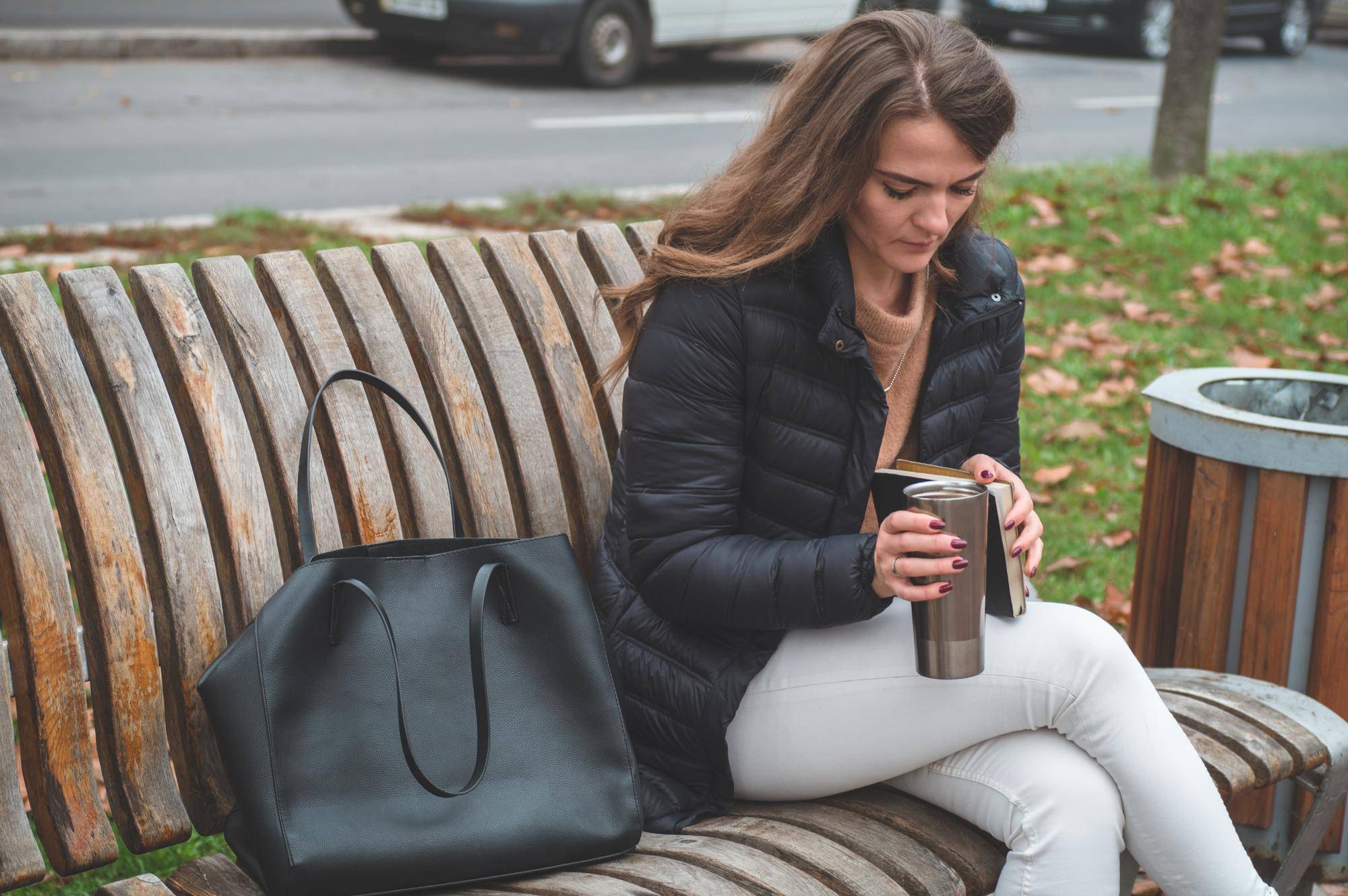 Torebka hobo czarny worek zamsz luiza to stylowy dodatek na każdą okazję